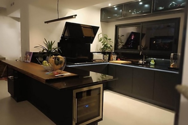 Une cuisine noire, minimaliste et haut de gamme